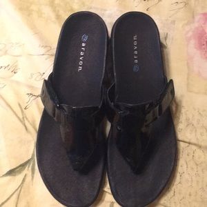 Aravon Piper Patent leather thong sandal. New